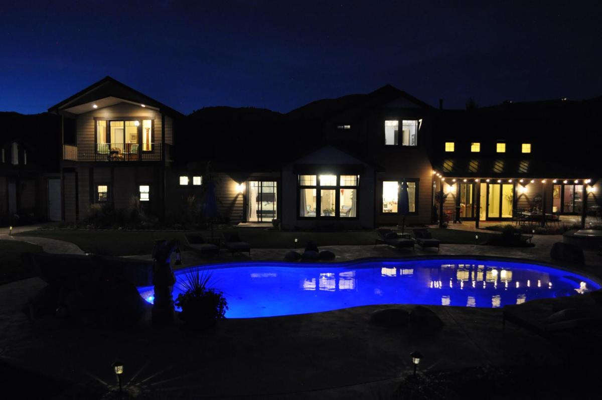 Lake's Edge Tuscan Lodge - image 4
