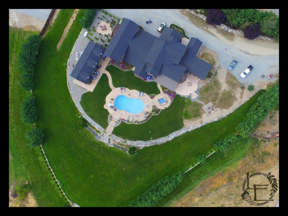 Lake's Edge Tuscan Lodge - image 5