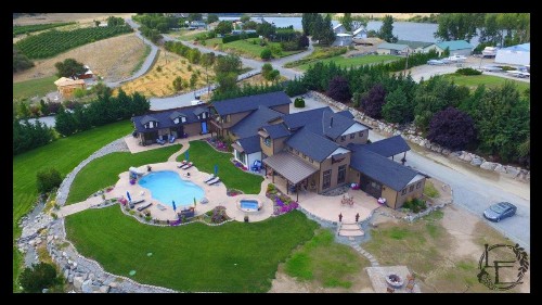 Lake's Edge Tuscan Lodge - image 6