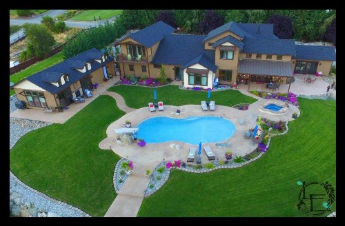 Lake's Edge Tuscan Lodge - image 7