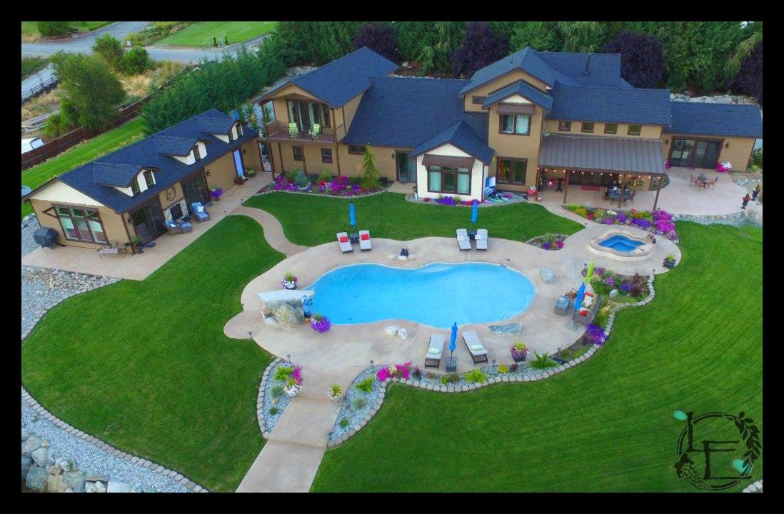 Lake's Edge Tuscan Lodge - image 7