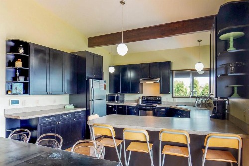 Above the Bay Retreat - image 9