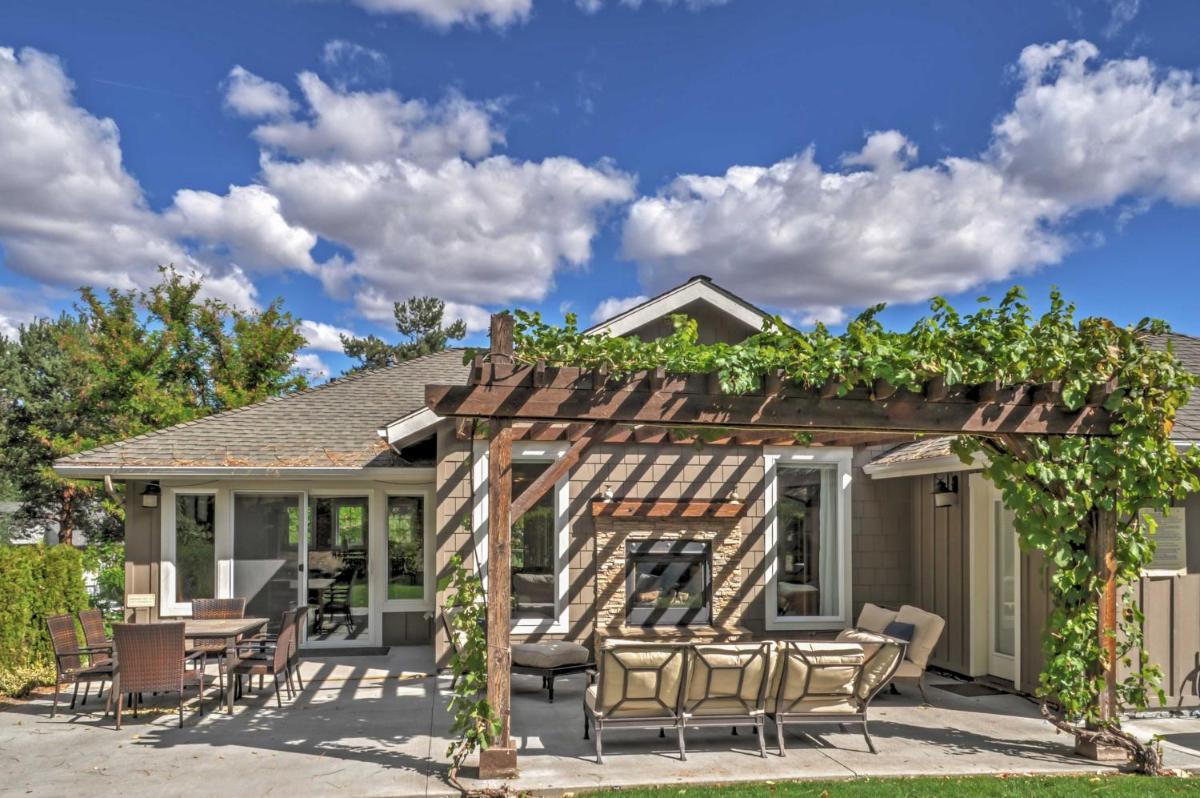 Gorgeous Wapato Point Lakehouse with Private Hot Tub - image 6