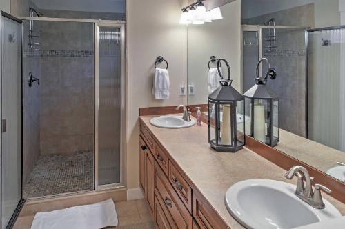 Gorgeous Wapato Point Lakehouse with Private Hot Tub - image 8