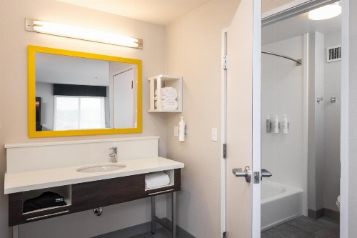 Hampton Inn & Suites Manteca - image 42