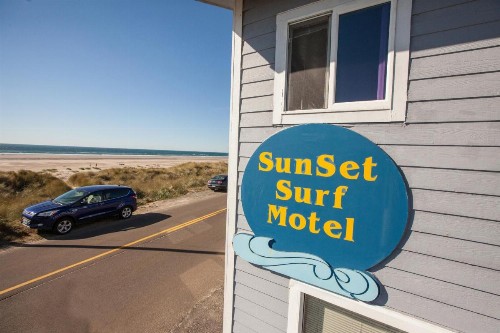 Sunset Surf Motel - image 2
