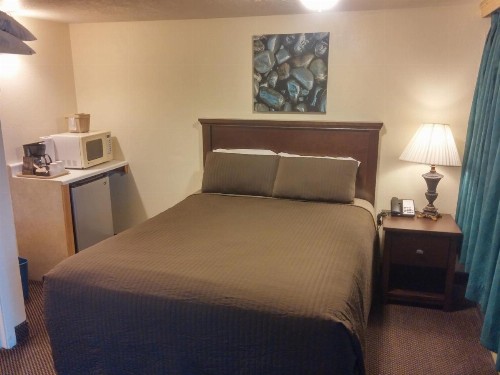 Sunset Surf Motel - image 9