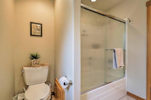 Spacious Family Townhome Walk to Beach and Downtown - image 10