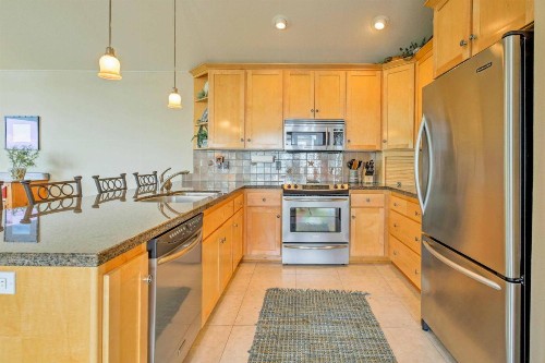Spacious Family Townhome Walk to Beach and Downtown - image 11