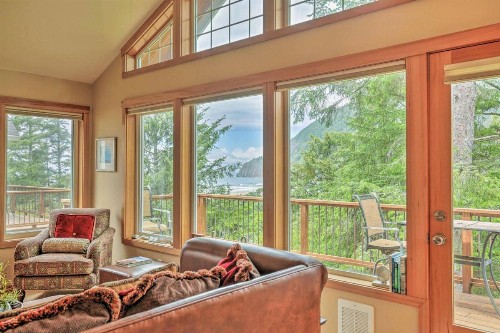 Spacious Family Townhome Walk to Beach and Downtown - image 2