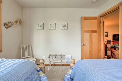 Spacious Family Townhome Walk to Beach and Downtown - image 9