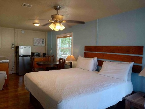 Captain Pips at Knights Key Inn - image 20