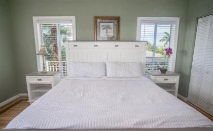 Big Kahuna 5bed/4bath updated home with private pool & dockage - image 15