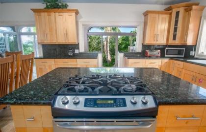 Big Kahuna 5bed/4bath updated home with private pool & dockage - image 6