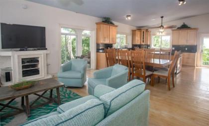 Big Kahuna 5bed/4bath updated home with private pool & dockage - image 9