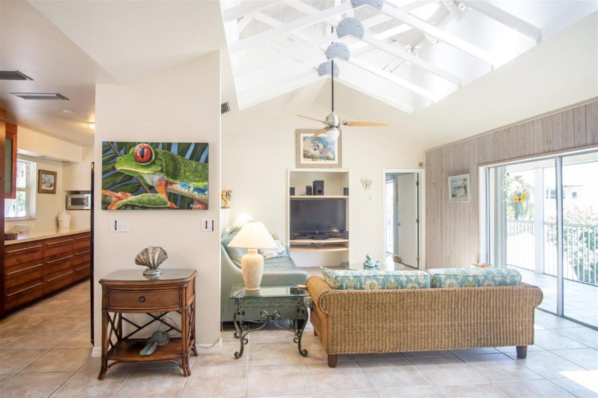 On Location 3bed 3bath updated single family with private pool dockage - image 6