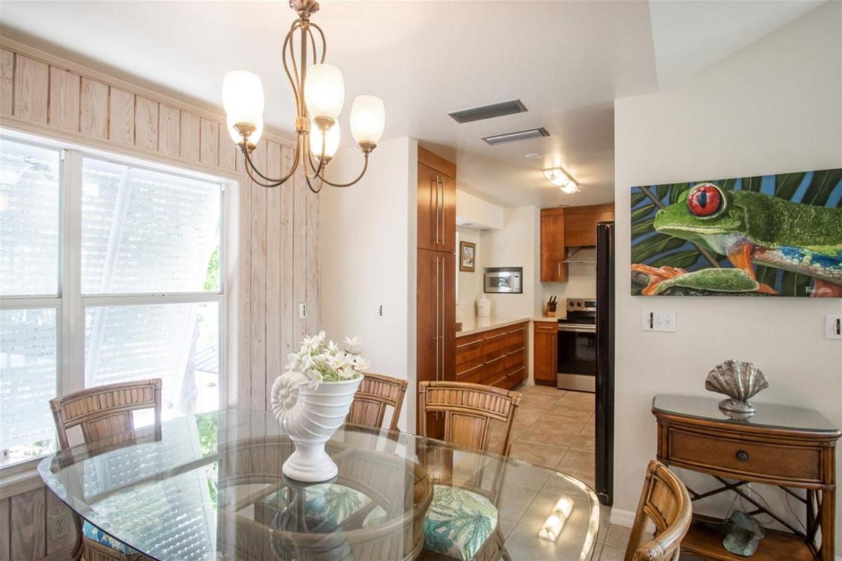 On Location 3bed 3bath updated single family with private pool dockage - image 7
