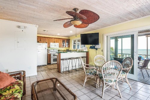 Blue Water Bungalow - image 6
