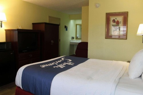 Days Inn by Wyndham Marianna - image 24