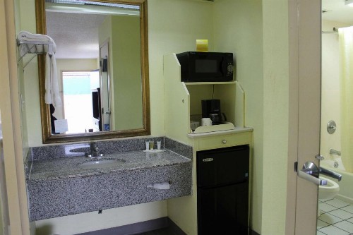 Days Inn by Wyndham Marianna - image 25