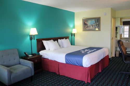 Days Inn by Wyndham Marianna - image 26