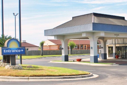 Days Inn by Wyndham Marianna - image 27