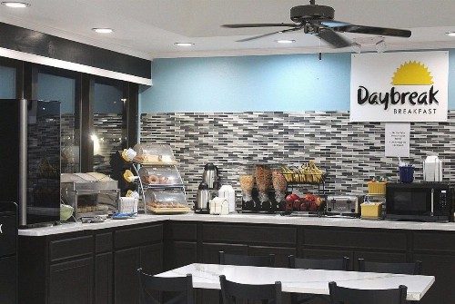 Days Inn by Wyndham Marianna - image 29