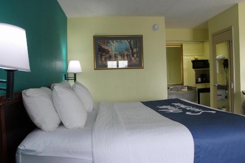 Days Inn by Wyndham Marianna - image 45