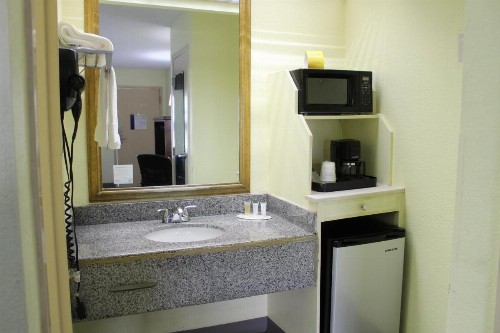 Days Inn by Wyndham Marianna - image 46