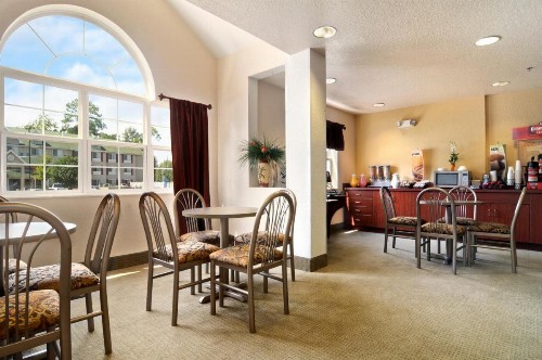 Microtel Inn & Suites Marianna - image 10