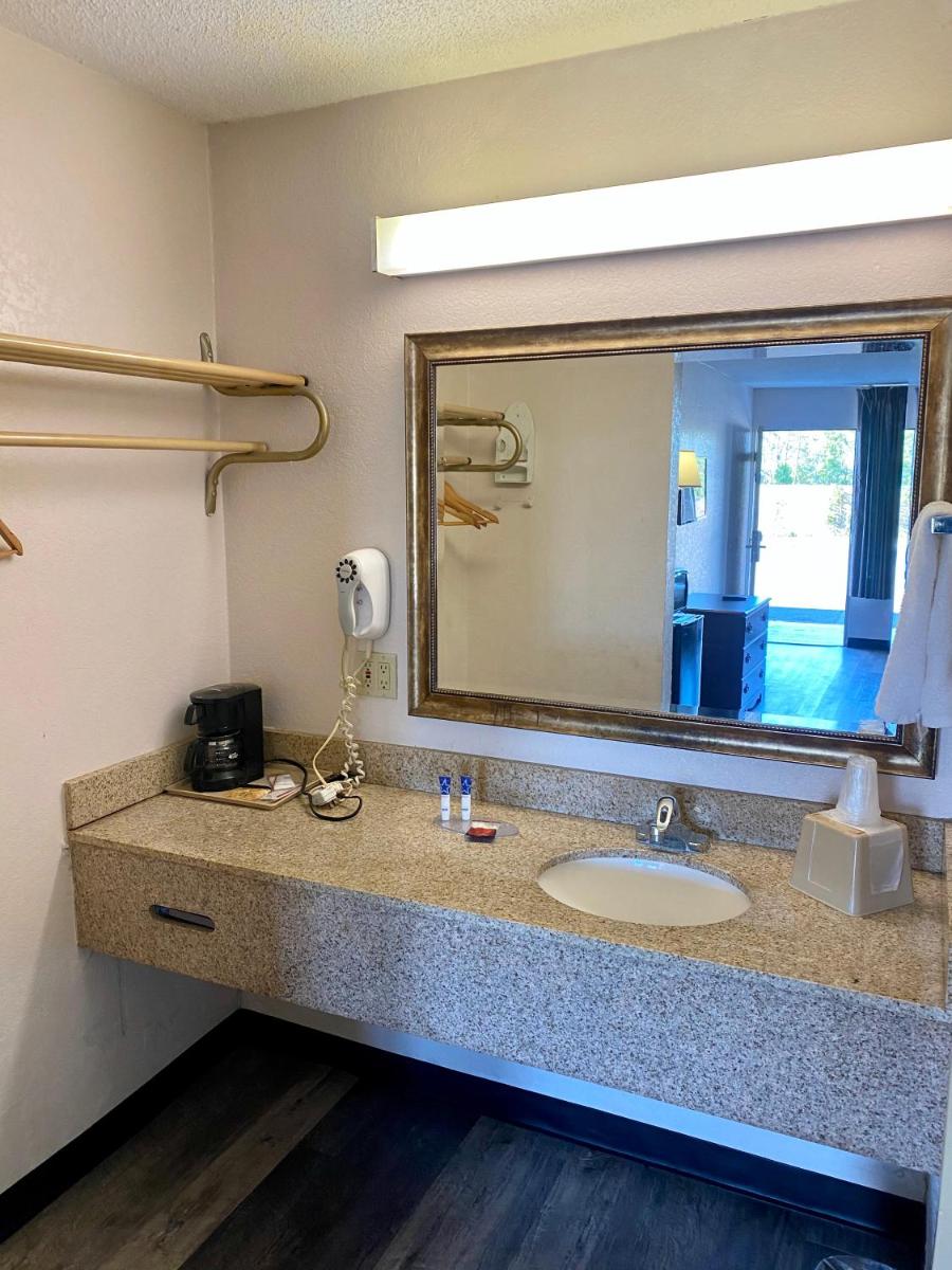 America's Best Value Inn - image 3