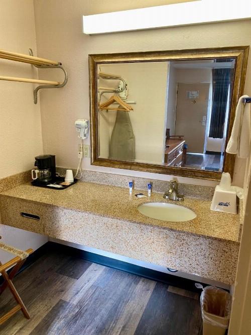 America's Best Value Inn - image 49
