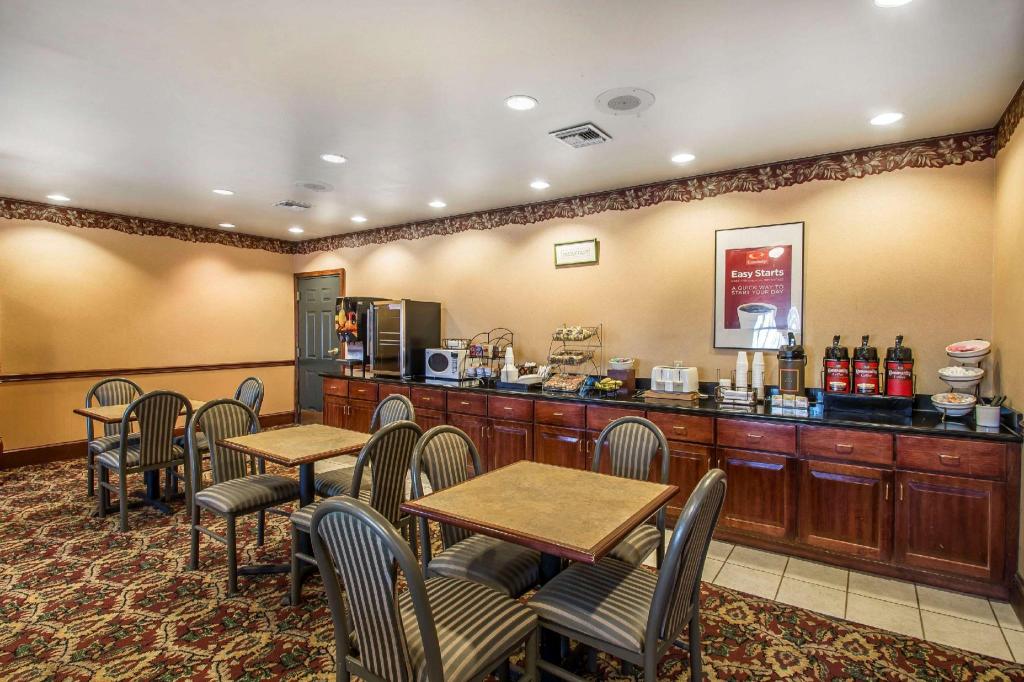 Econo Lodge Inn & Suites - Marianna - image 2