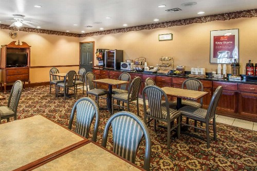 Econo Lodge Inn & Suites - Marianna - image 6