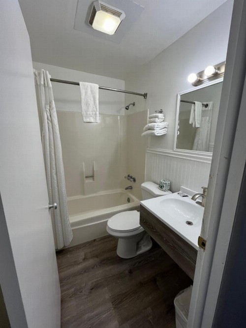 Blue Note Motor Inn - image 4