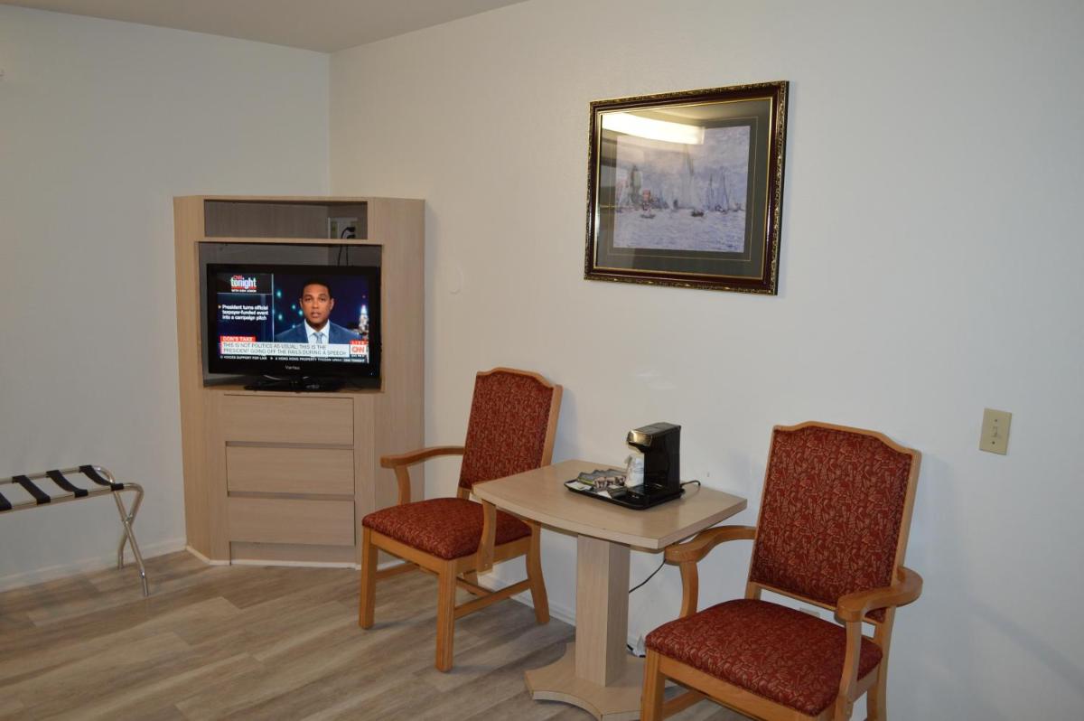 Jolly Roger Hotel - image 7
