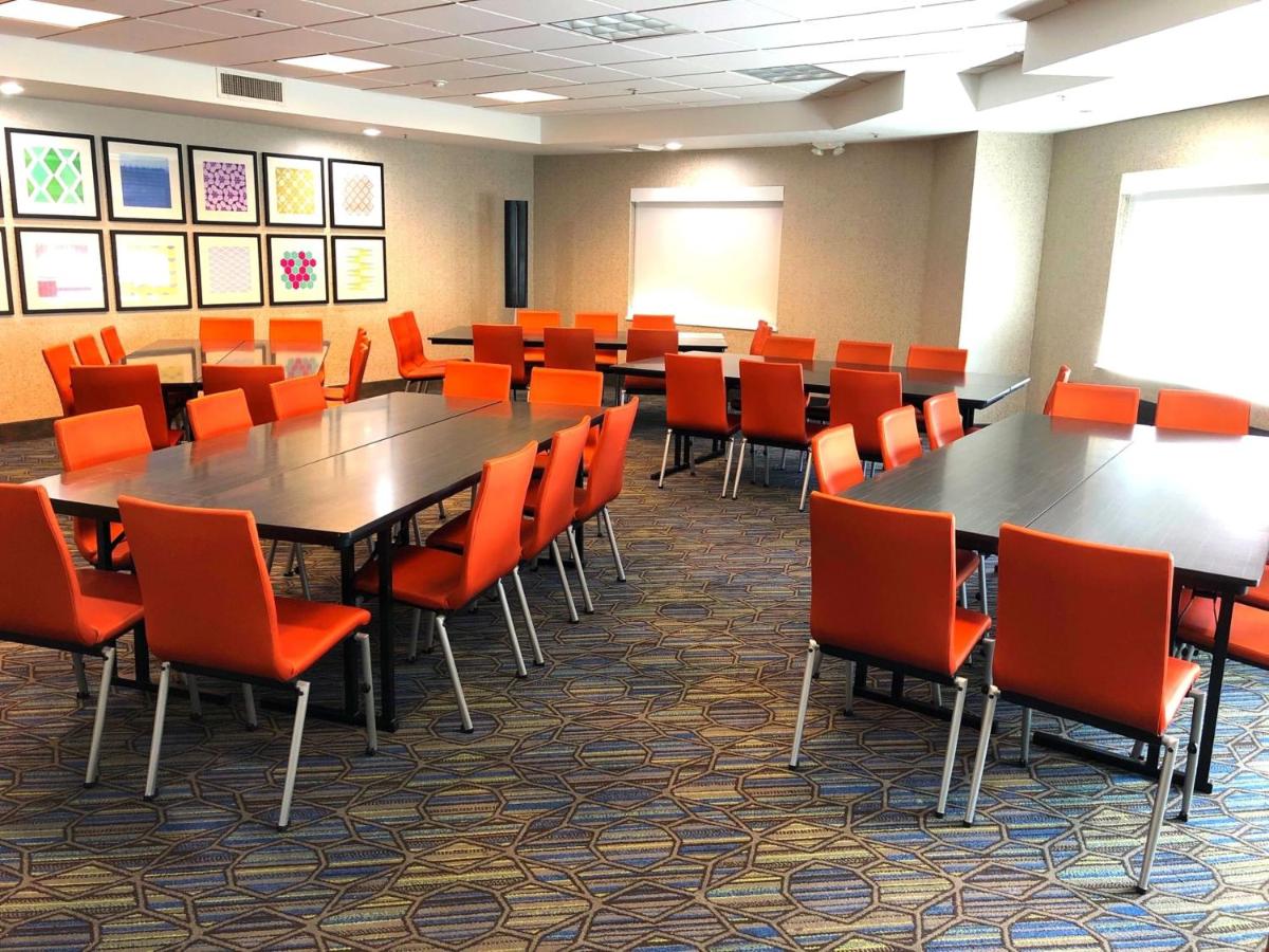 Holiday Inn Express Hotel & Suites Marina an IHG Hotel - image 3