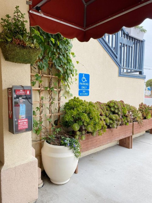 Howard Johnson by Wyndham Marina at Monterey Bay - image 4