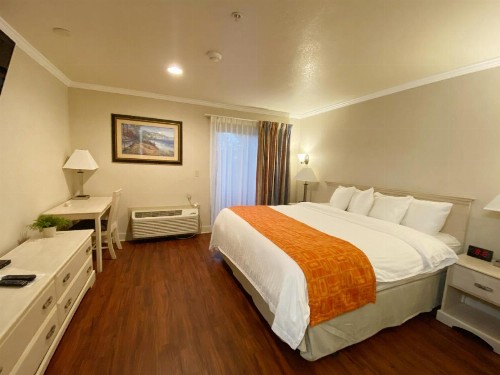 Howard Johnson by Wyndham Marina at Monterey Bay - image 6