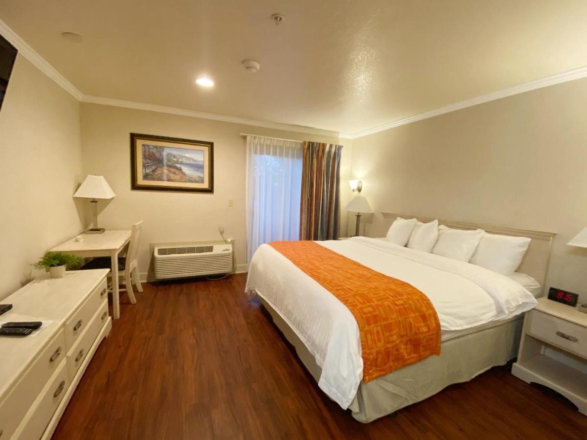Howard Johnson by Wyndham Marina at Monterey Bay - image 6