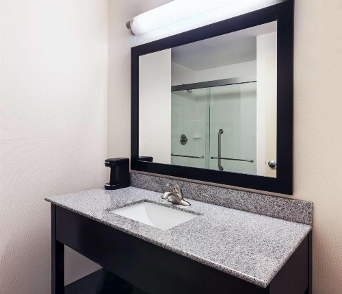 Hampton Inn Marion - image 11
