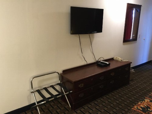 Gray Plaza Motel Marion IL - image 3