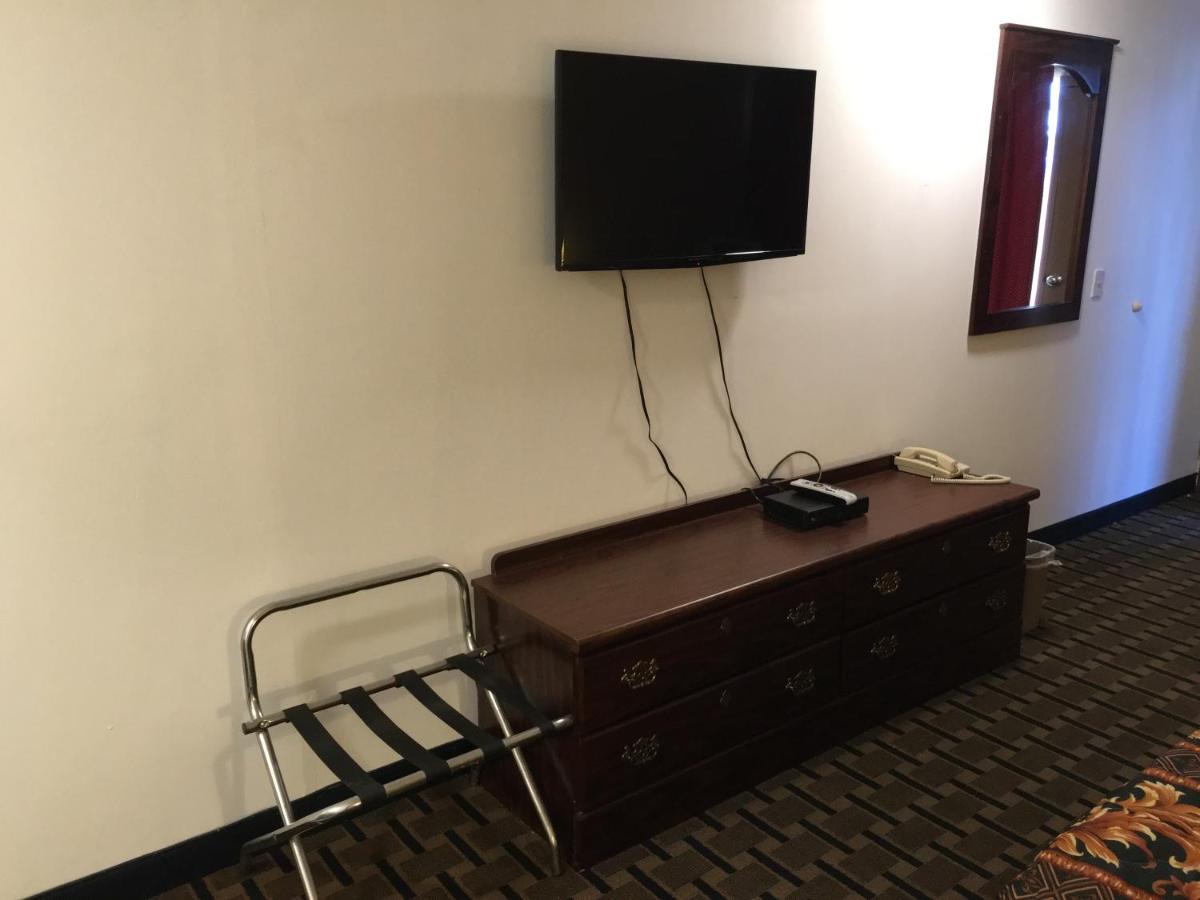 Gray Plaza Motel Marion IL - image 3