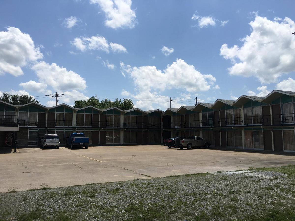 Gray Plaza Motel Marion IL - image 6