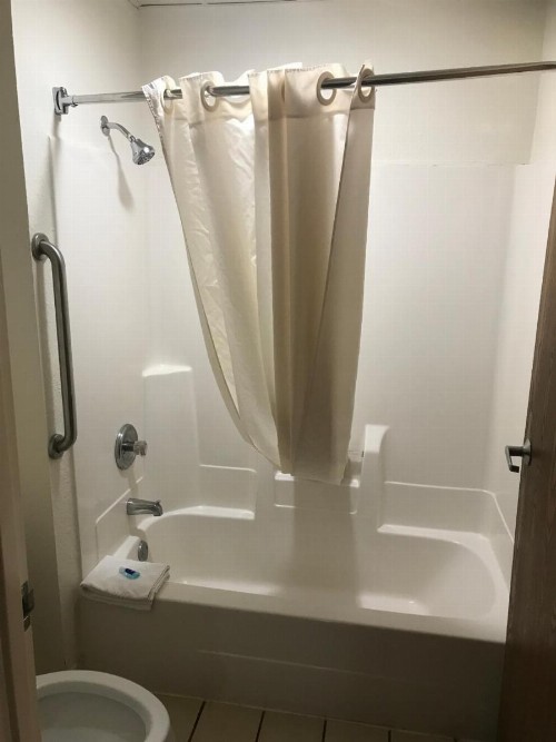 Rodeway Inn & Suites - image 11
