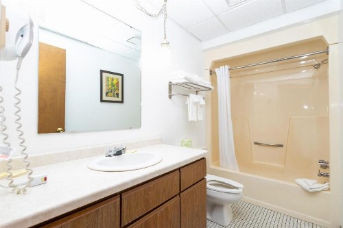 Brentwood Motor Inn - image 32