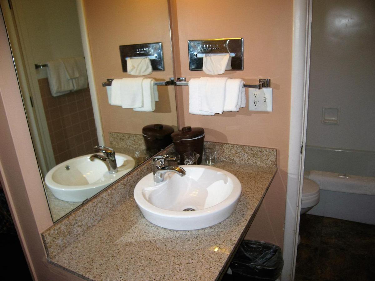 Travelers Lodge Marshall - image 4