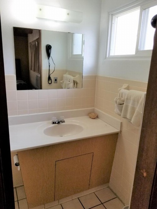 Hillcrest Motel - image 12