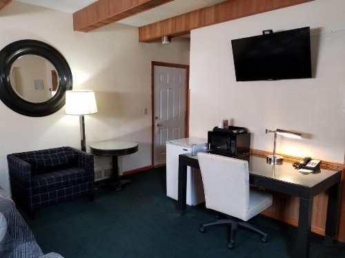 Hillcrest Motel - image 19