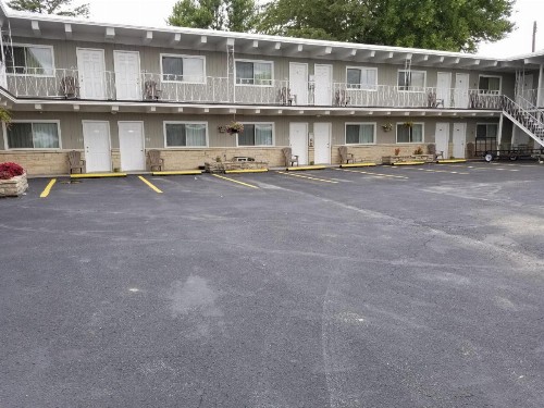 Hillcrest Motel - image 20